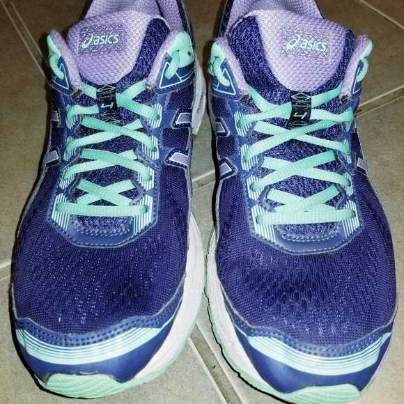 gel cushion athletic shoes